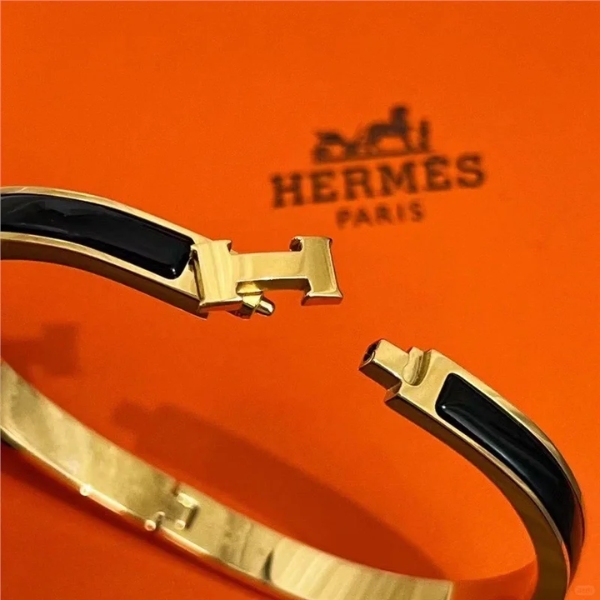 💖✨ “Chic Embrace” Enamel Hermes-Bangle Bracelet