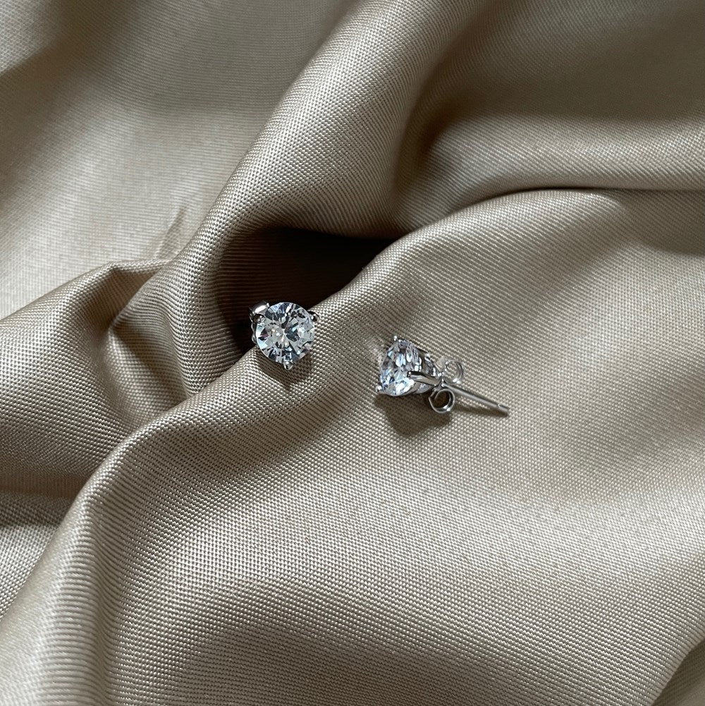 “Celeste” Solitaire Radiance Studs ✨