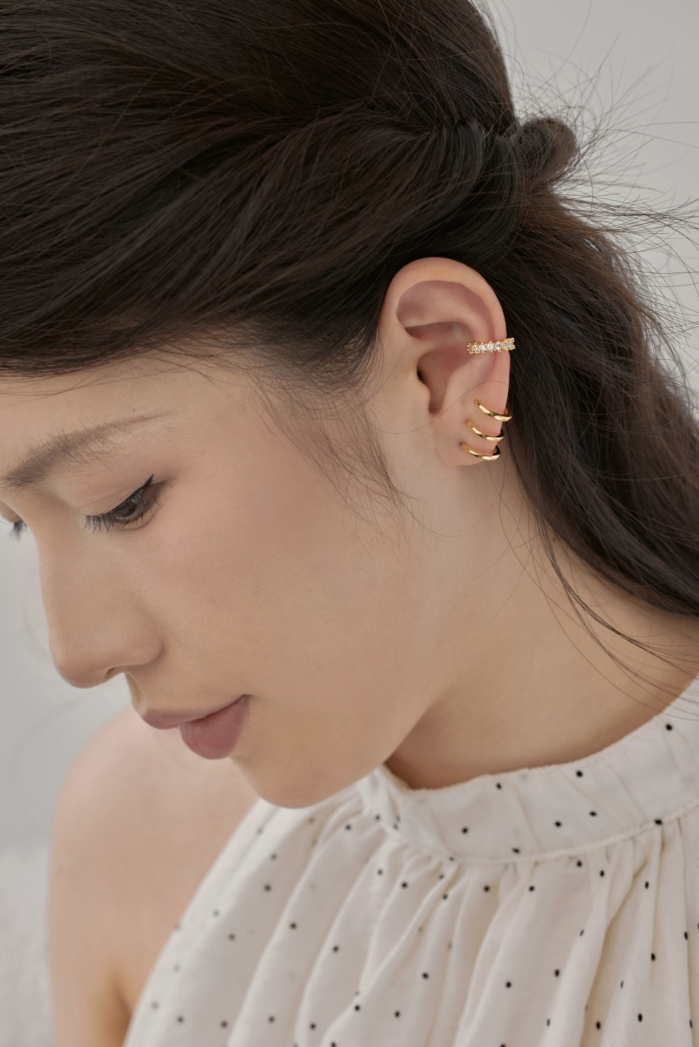"Gleam Curve" Gold Crystal Ear Cuff β¨