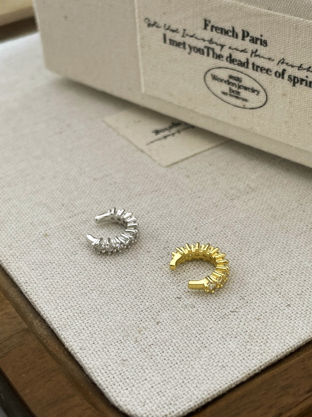 "Gleam Curve" Gold Crystal Ear Cuff β¨