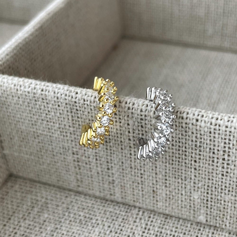 "Gleam Curve" Gold Crystal Ear Cuff β¨