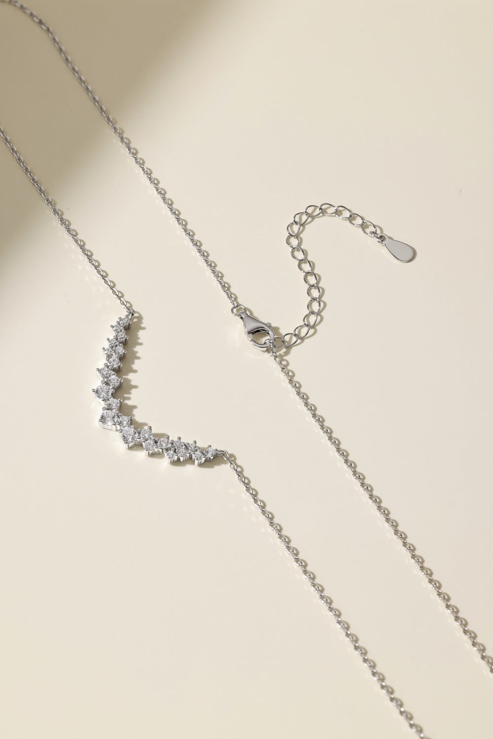 β¨ Diamond-Cut Chevron Necklace β Elegant V-Shaped Sparkle π