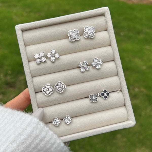 🖤✨ “Luna Noir” Enamel Clover Studs 🌸