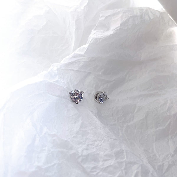 “Celeste” Solitaire Radiance Studs ✨