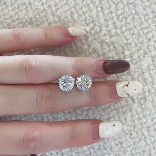 “Celeste” Solitaire Radiance Studs ✨