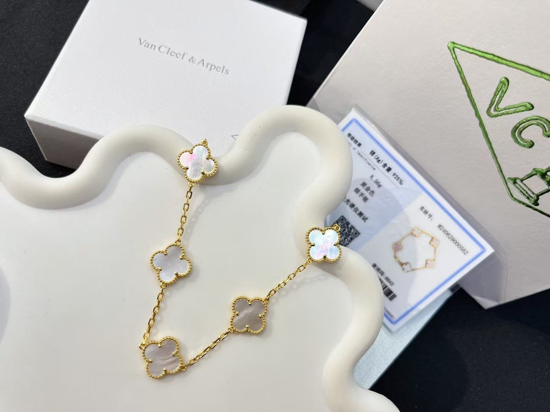 β¨ Golden Luxe Clover Bracelet β White Mother of Pearl Radiance π