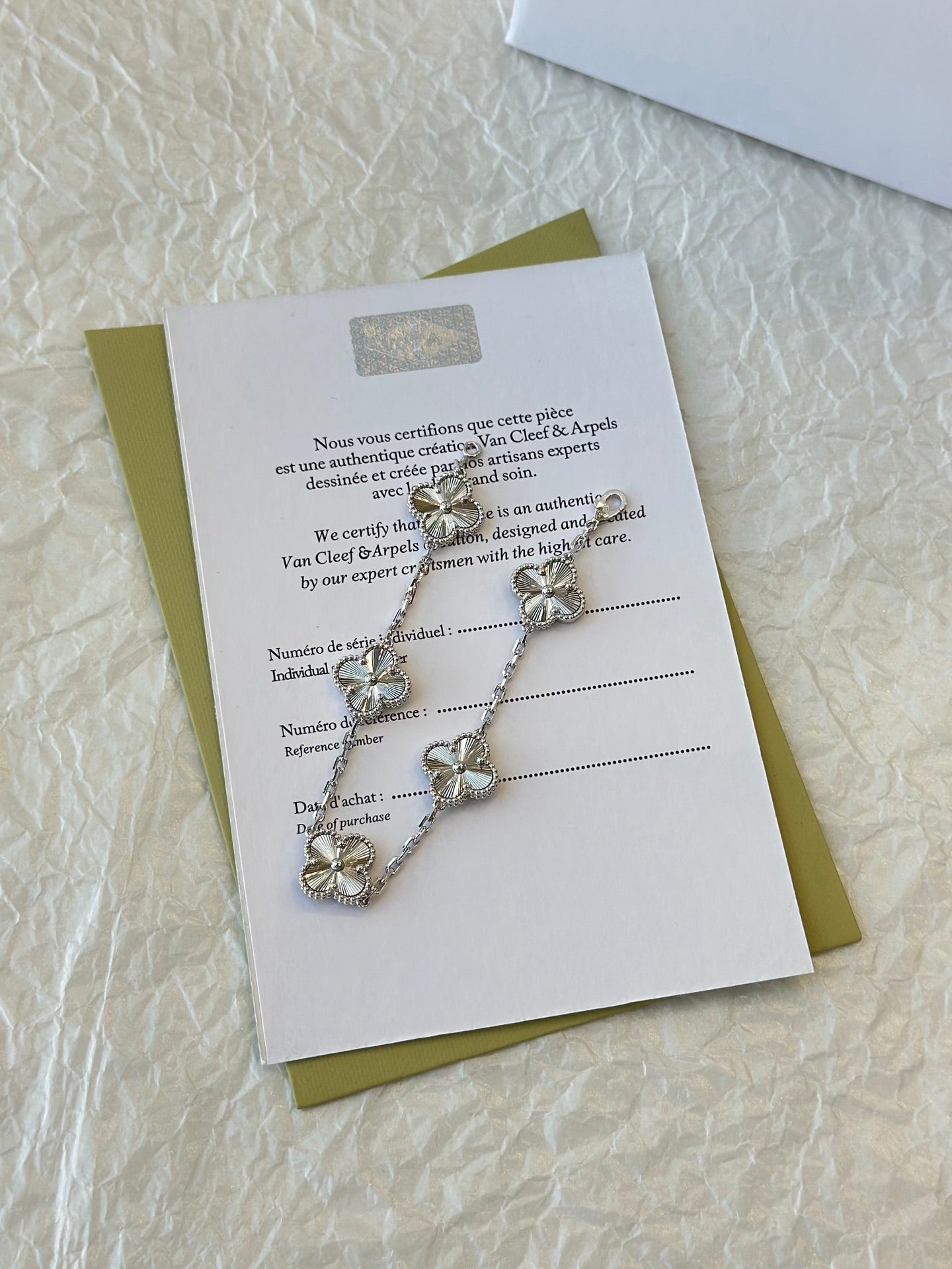 π Textured Elegance Clover Bracelet β Radiant Silver Fan Charm π«