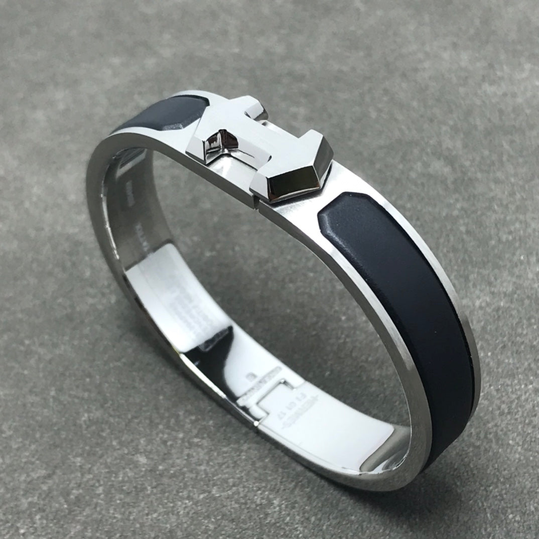🖤 Timeless Boldness: Hermès Black “H” Clic Clac Bracelet (Silver & Matte Black)
