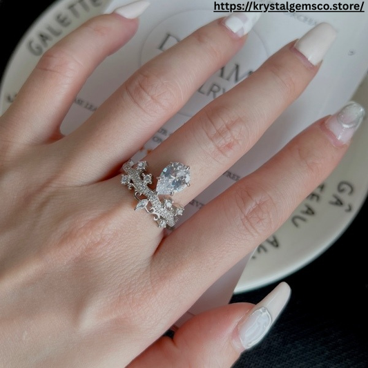 👑 Royal Teardrop Moissanite Crown Ring 💍
