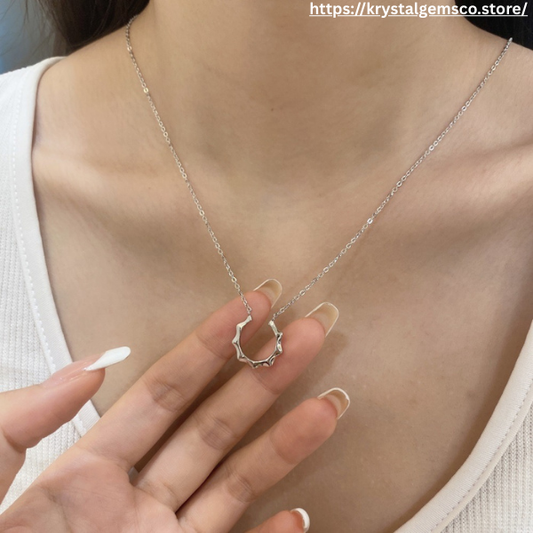 🌙 Modern Wave Circle Pendant Necklace – Sterling Elegance ✨