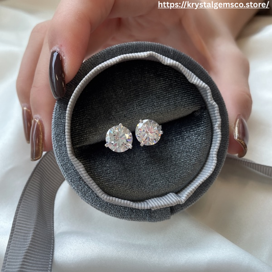 “Celeste” Solitaire Radiance Studs ✨