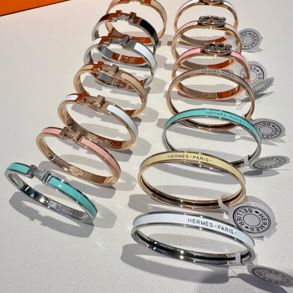 💖✨ “Chic Embrace” Enamel Hermes-Bangle Bracelet