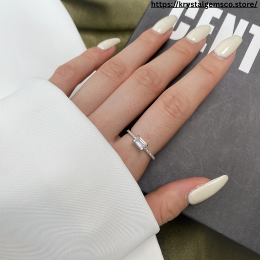 ✨ Emerald-Cut Moissanite Solitaire Ring – Sleek Sophistication Collection 💍