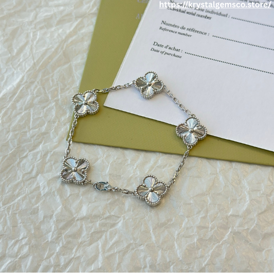 🌟 Textured Elegance Clover Bracelet – Radiant Silver Fan Charm 💫