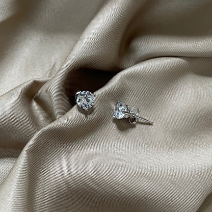 “Celeste” Solitaire Radiance Studs ✨