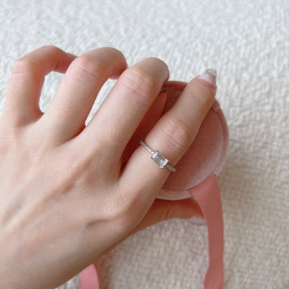 ✨ Emerald-Cut Moissanite Solitaire Ring – Sleek Sophistication Collection 💍