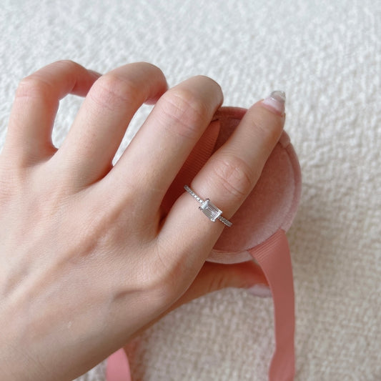 ✨ Emerald-Cut Moissanite Solitaire Ring – Sleek Sophistication Collection 💍