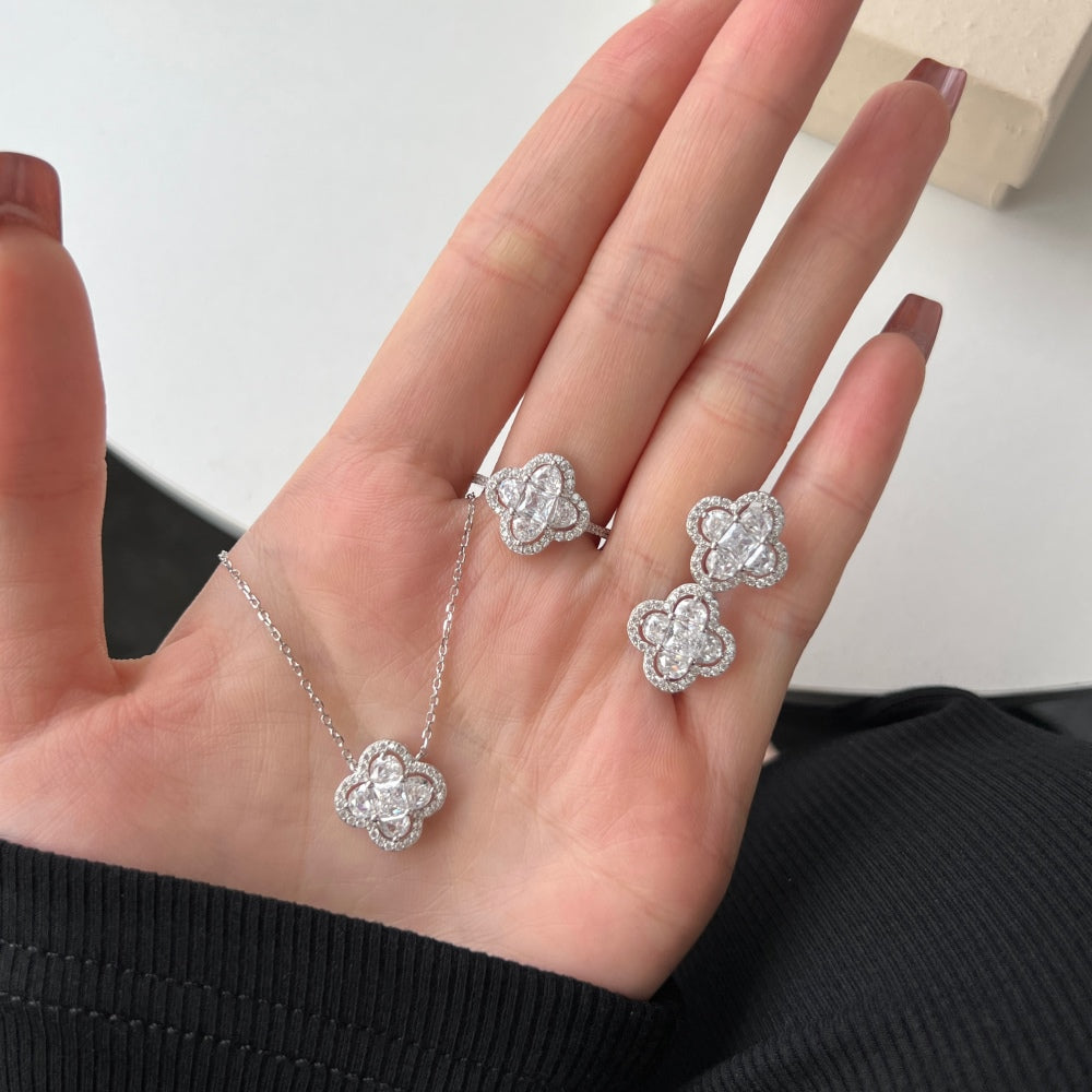 ❄️✨ “Frosted Bloom” Crystal Stud Earrings 💎