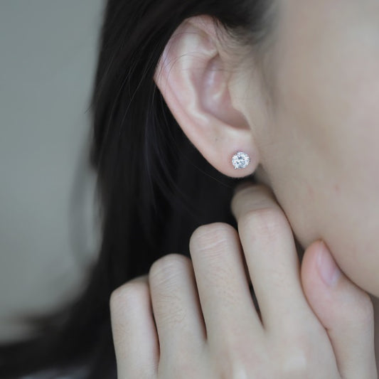 “Celeste” Solitaire Radiance Studs ✨