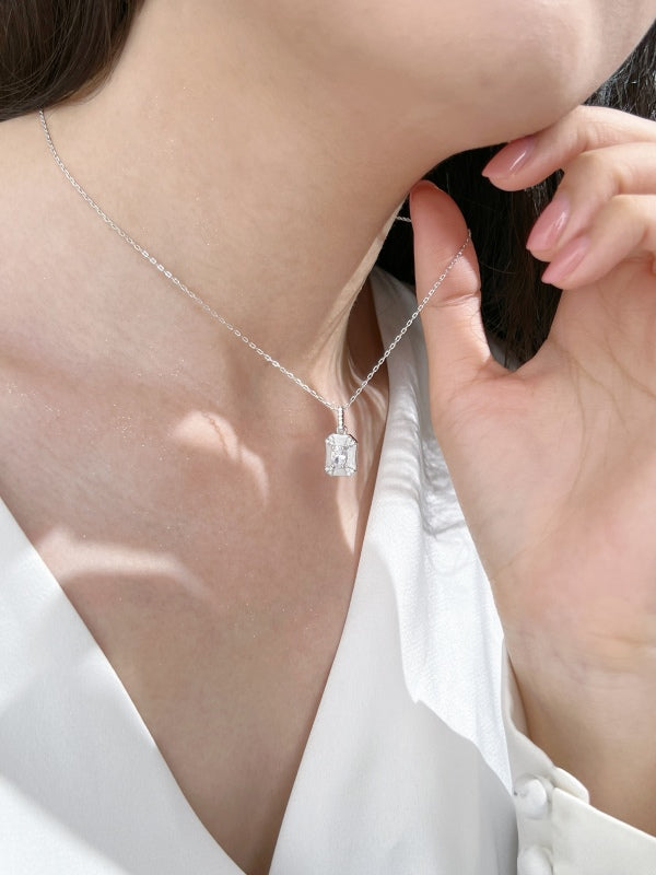 💎 Emerald Radiance Pendant – Statement Elegance in Every Sparkle ✨