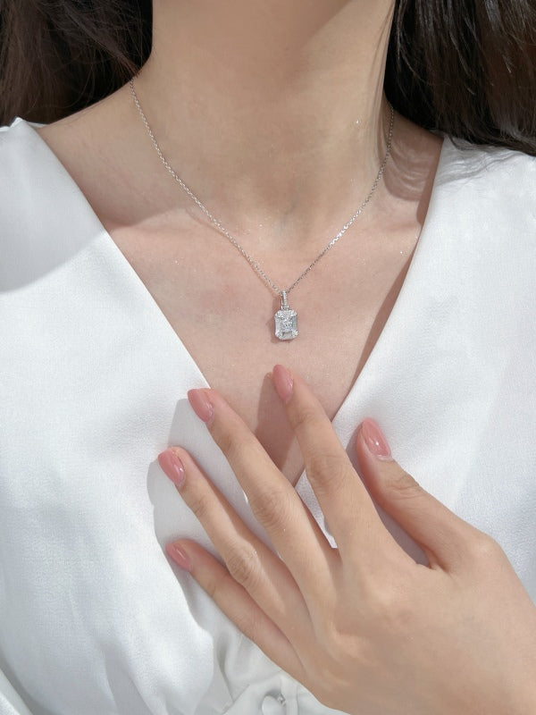 💎 Emerald Radiance Pendant – Statement Elegance in Every Sparkle ✨