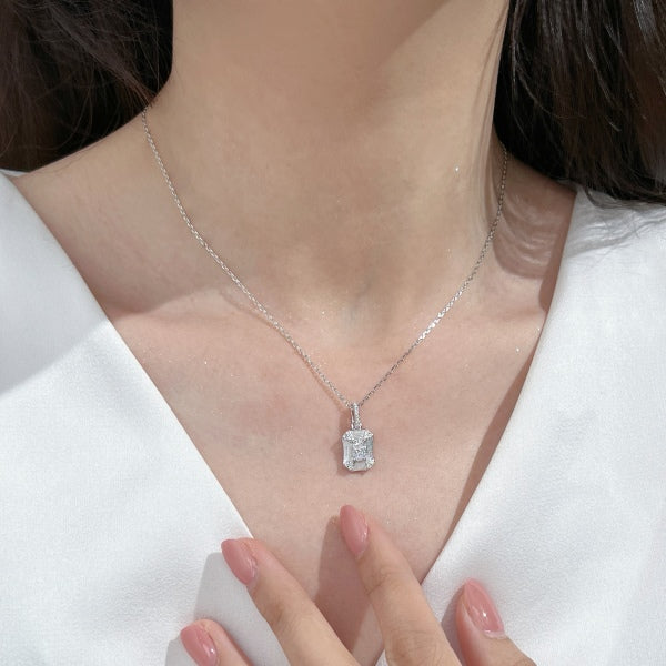 💎 Emerald Radiance Pendant – Statement Elegance in Every Sparkle ✨