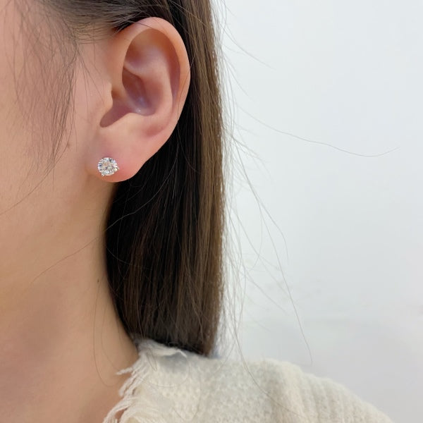 “Celeste” Solitaire Radiance Studs ✨