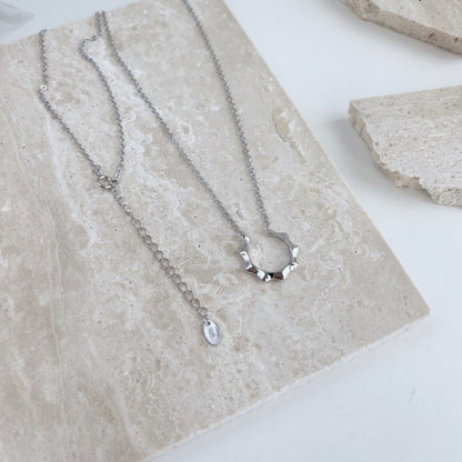 🌙 Modern Wave Circle Pendant Necklace – Sterling Elegance ✨