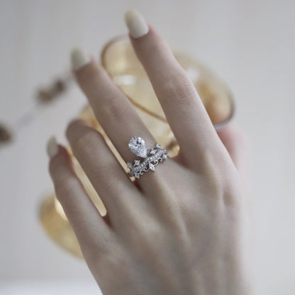 👑 Royal Teardrop Moissanite Crown Ring 💍