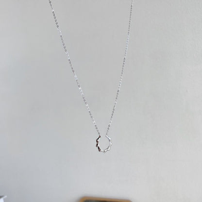 🌙 Modern Wave Circle Pendant Necklace – Sterling Elegance ✨
