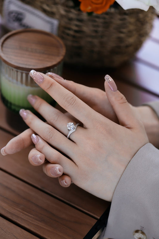 Radiant V-Cut Sterling Silver Wedding Ring with Round-Cut Simulated Diamond💍