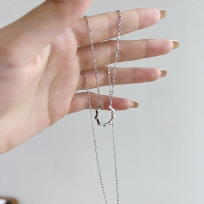 🌙 Modern Wave Circle Pendant Necklace – Sterling Elegance ✨