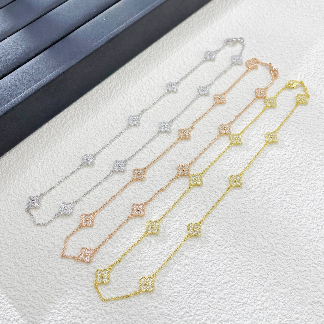 Luxe Golden Clover Pendant Necklace – Chic Edition