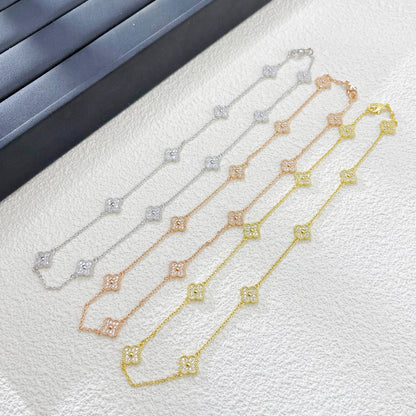 Luxe Golden Clover Pendant Necklace – Chic Edition