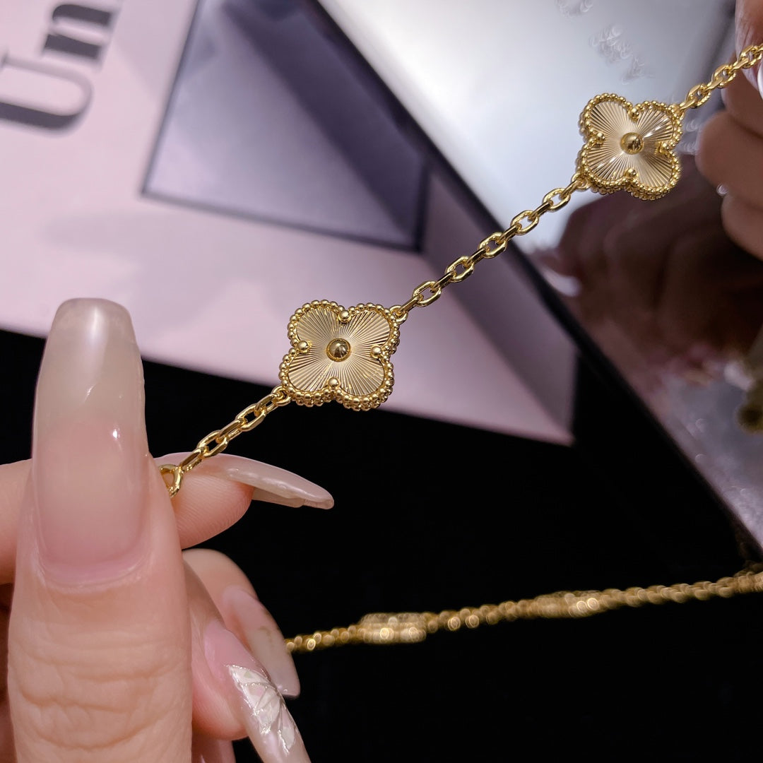 Luxe Golden Clover Pendant Necklace – Chic Edition