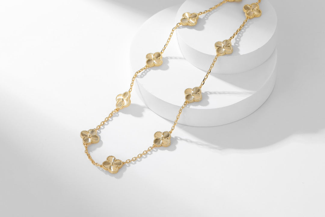 Luxe Golden Clover Pendant Necklace – Chic Edition