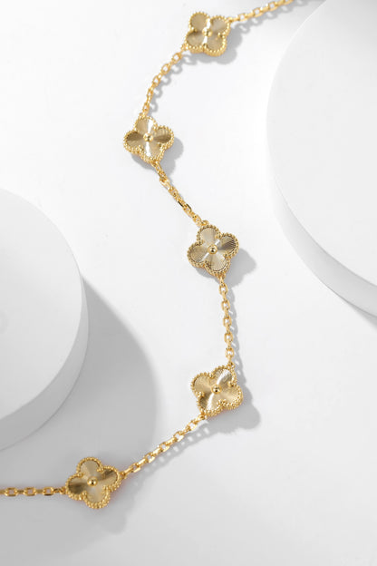 Luxe Golden Clover Pendant Necklace – Chic Edition