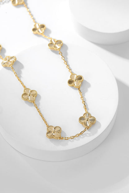 Luxe Golden Clover Pendant Necklace – Chic Edition