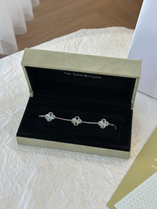 🌟 Textured Elegance Clover Bracelet – Radiant Silver Fan Charm 💫