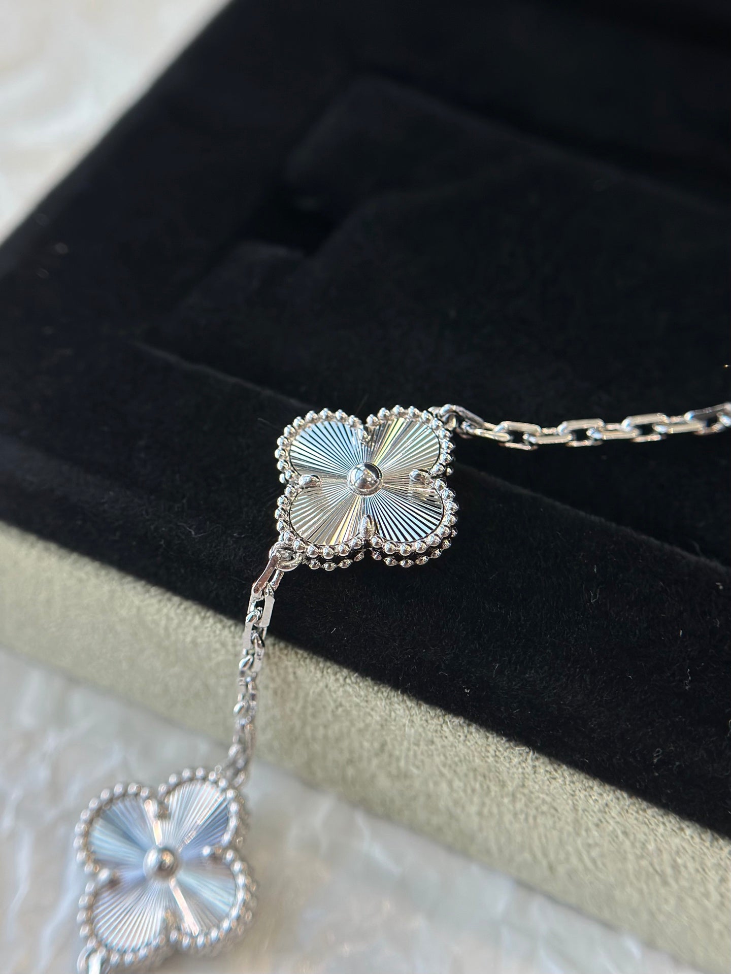 🌟 Textured Elegance Clover Bracelet – Radiant Silver Fan Charm 💫