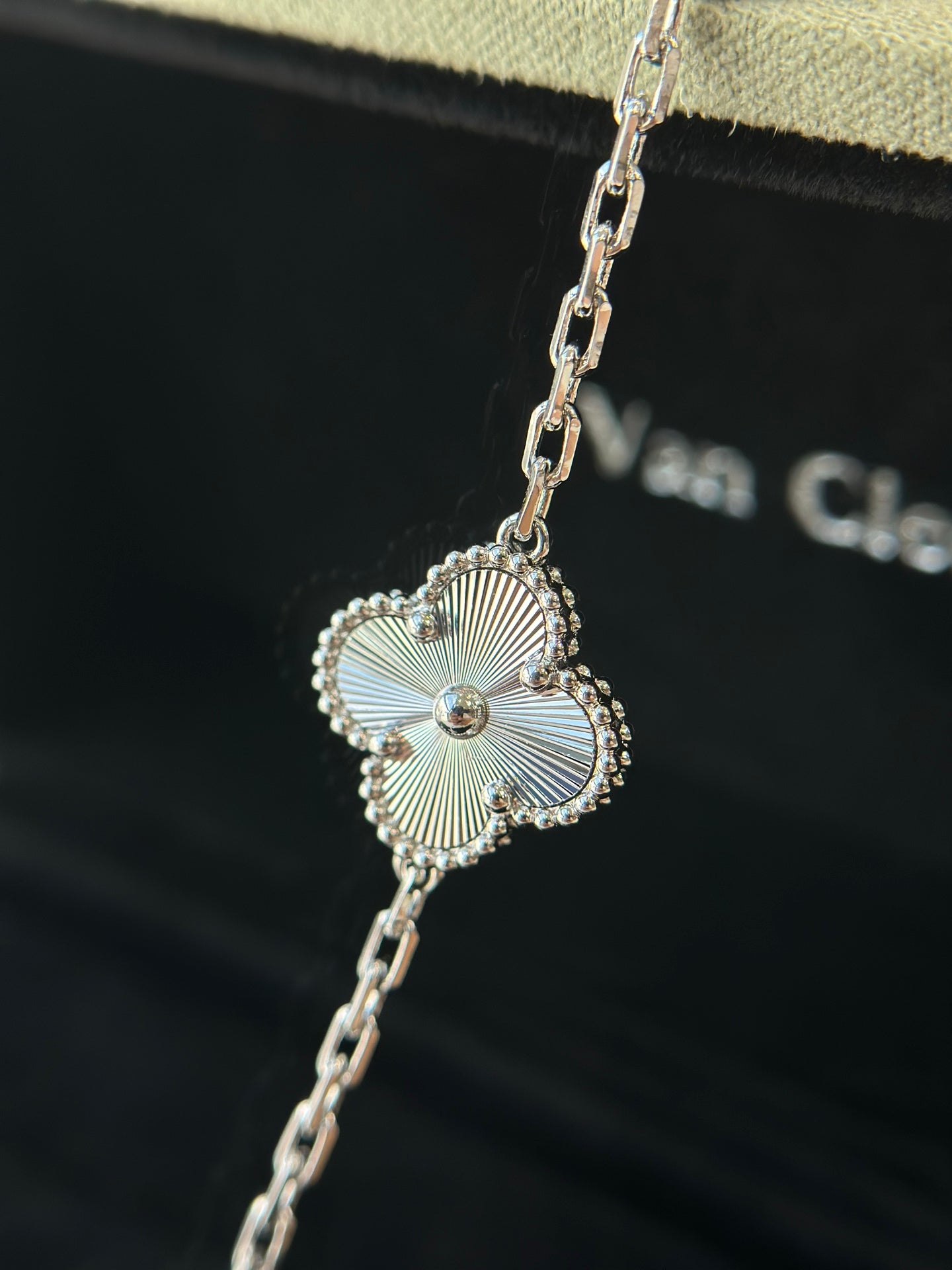 🌟 Textured Elegance Clover Bracelet – Radiant Silver Fan Charm 💫