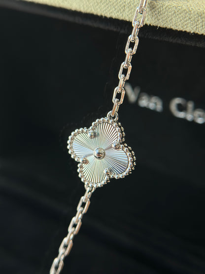 🌟 Textured Elegance Clover Bracelet – Radiant Silver Fan Charm 💫