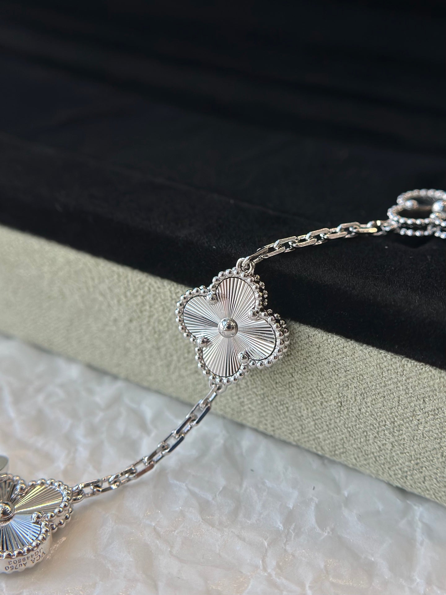 🌟 Textured Elegance Clover Bracelet – Radiant Silver Fan Charm 💫