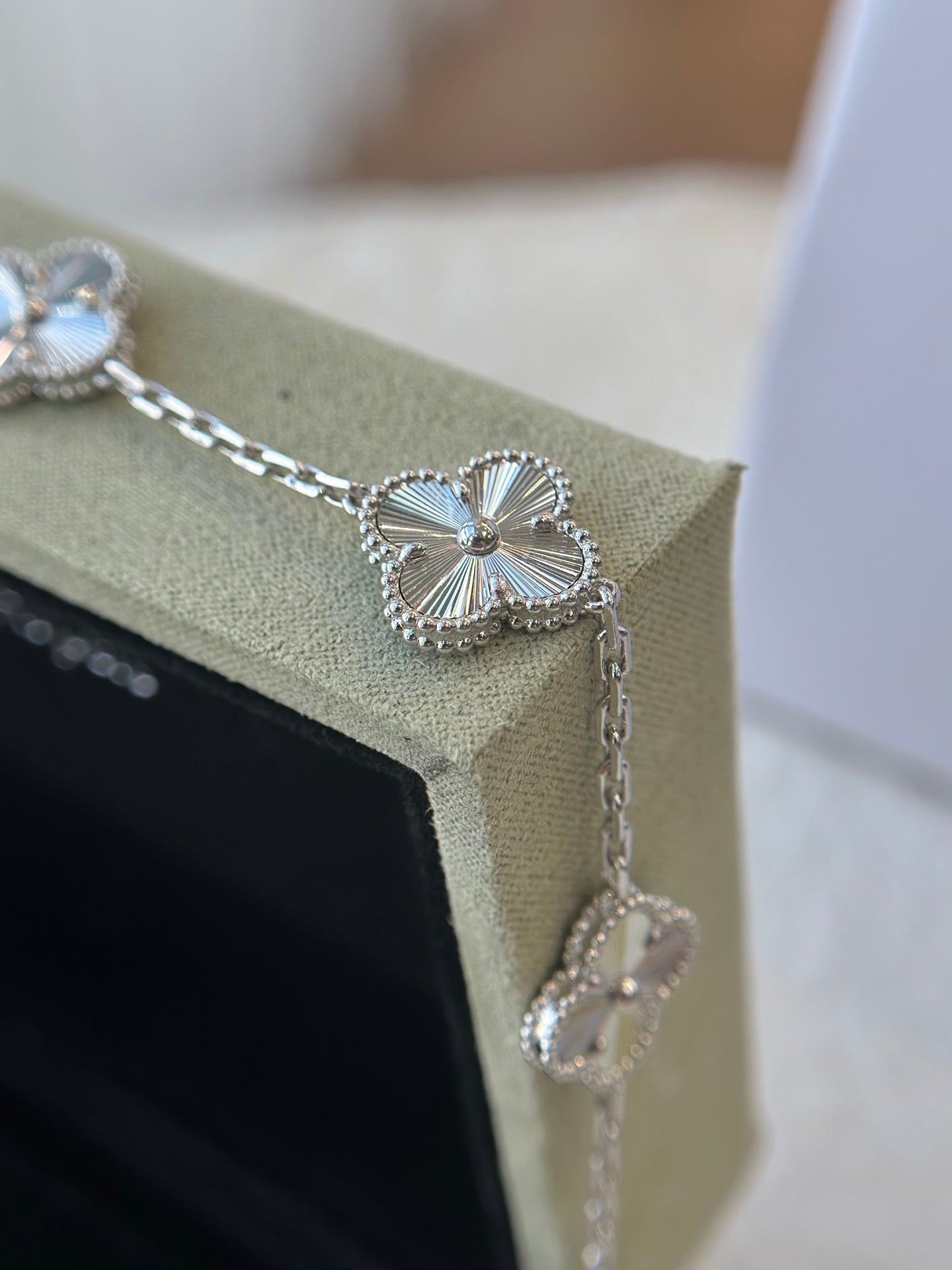 🌟 Textured Elegance Clover Bracelet – Radiant Silver Fan Charm 💫