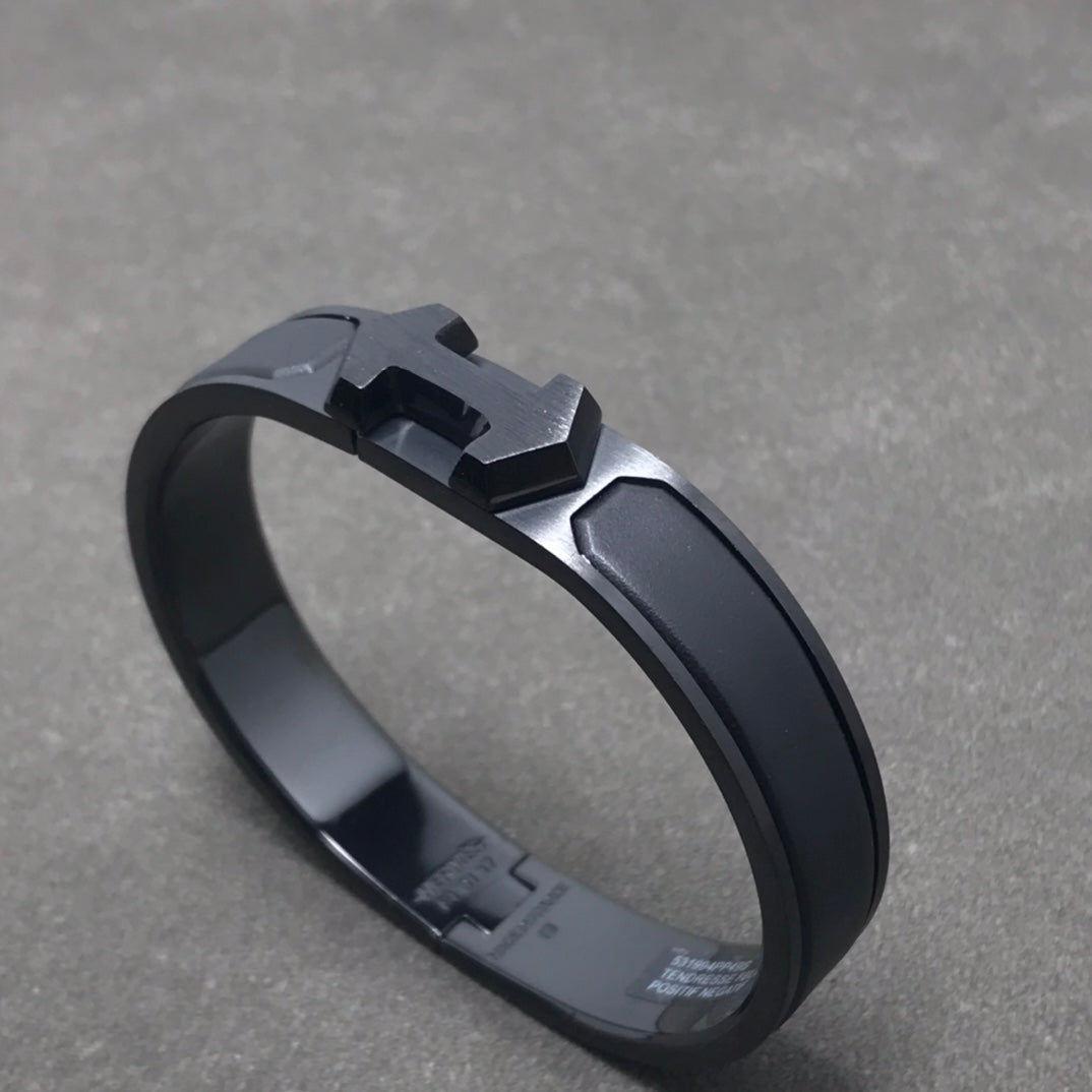 🖤 Timeless Boldness: Hermès Black “H” Clic Clac Bracelet (Silver & Matte Black)